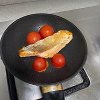 Illustration of how to make pan-fried salmon for a light high-protein dinner 2