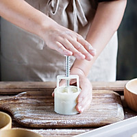 The cake is like chewing the moon, with crispy and sweet fillings in it-- -Illustration of how to make egg yolk Guangyue 8