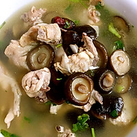 Illustration of how to make chicken soup with mushrooms and red dates 14