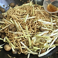 Illustration of how to make Cantonese vegetarian restaurant-style dry-roasted Yi noodles 11