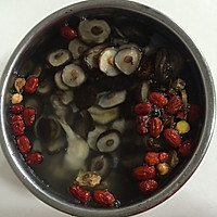 Illustration of how to make chicken soup with mushrooms and red dates 6