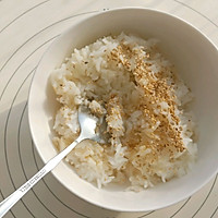 Illustration of how to make pork floss and seaweed rice 3