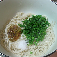 Illustration of how to make poached egg noodles 6