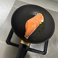 Illustration of how to make pan-fried salmon for a light high-protein dinner 1