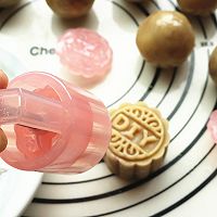 Cantonese egg yolk mooncake recipe 14