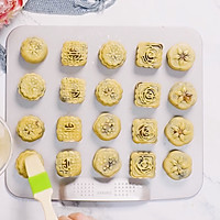 Classic Chinese salted egg yolk bean paste mooncakes, rich in flavor, a family favorite Everyone loves to eat it. Illustration of how to make it 16