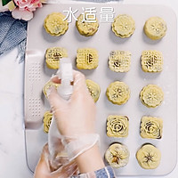 Classic Chinese salted egg yolk bean paste mooncakes, rich in flavor, a family favorite Everyone loves to eat it. Illustration of how to make it 13