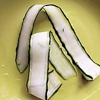 Illustration of how to make cucumber roll sushi 3