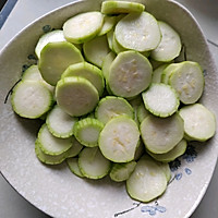 #我healthdaily-away from autumn dryness#eating loofah in autumn Eliminate dryness and fight viruses: Illustration of how to make stir-fried loofah with dried shrimps 2