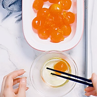 Classic Chinese salted egg yolk bean paste mooncakes, rich in flavor, a family favorite Everyone loves to eat it. Illustration of how to make it 4