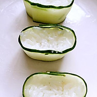 Illustration of how to make cucumber roll sushi 9