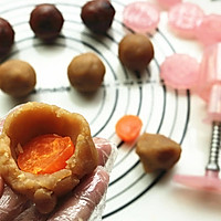 Cantonese egg yolk mooncake recipe illustration 8