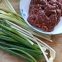 Illustration of how to make Cantonese style food stall snack dry-fried beef rice noodles 1