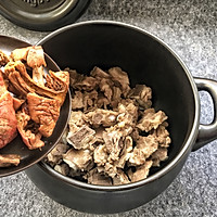 Russula Mushroom Stewed Pork Ribs--Illustration of how to make a must-have health soup in winter 8