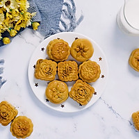 Classic Chinese salted egg yolk bean paste mooncakes, rich in flavor, a family favorite Everyone loves to eat it. Illustration of how to make it 18