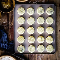 The cake is like chewing the moon, with crispy and sweet fillings in it-- -Illustration of how to make egg yolk Guangyue 10