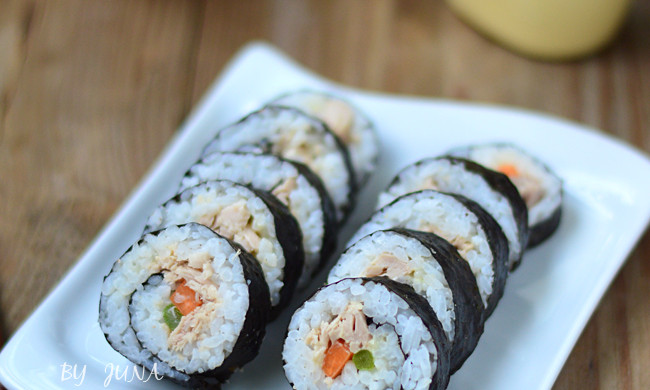 Tuna hand rolled sushi