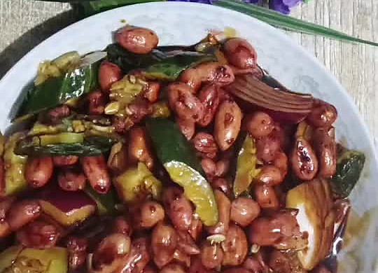 Peanuts with old vinegar as a snack