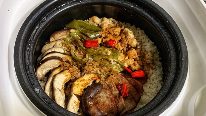 Mushroom and Chicken Claypot Rice