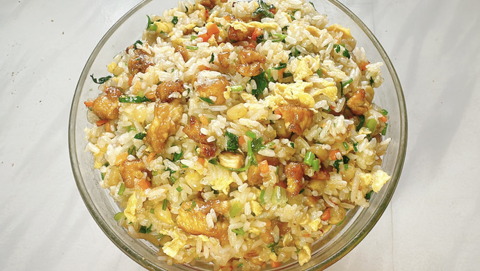 Fried rice with diced chicken and egg