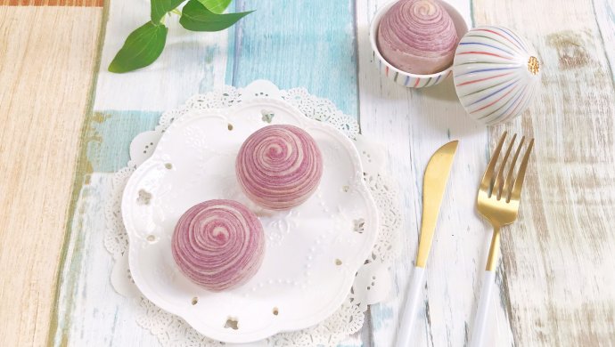 Purple sweet potato spiral egg yolk cake