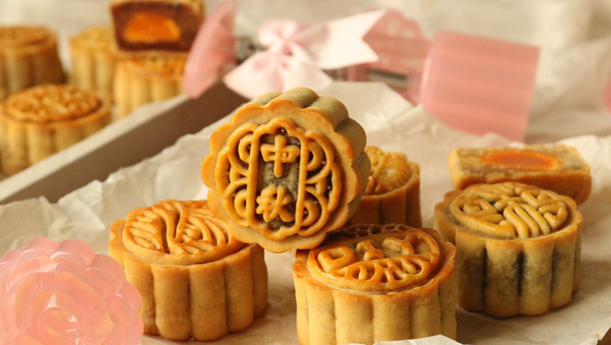 Egg yolk mooncake