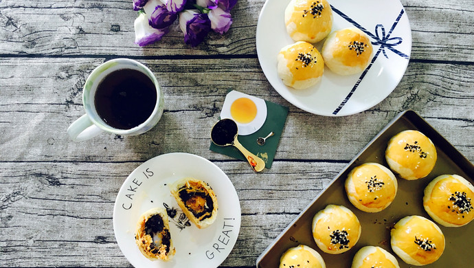 Egg yolk crisp mooncake