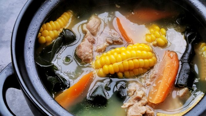 Autumn glutinous rice and corn ribs soup