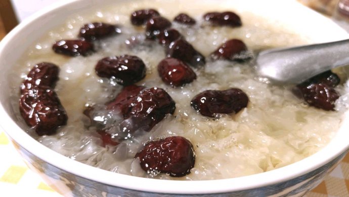 Rock sugar and white fungus soup