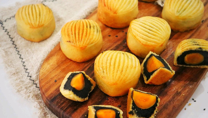 Black sesame egg yolk mooncake