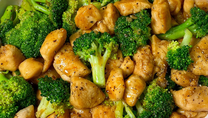 Stir-fried diced chicken with black pepper and broccoli