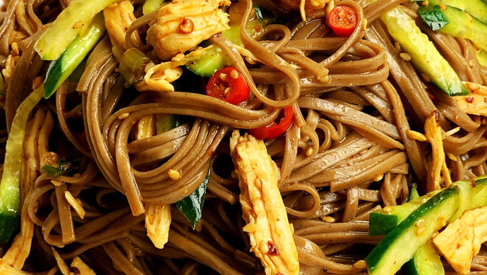 Delicious, non-fat, low-calorie and refreshing cold shredded chicken buckwheat noodles