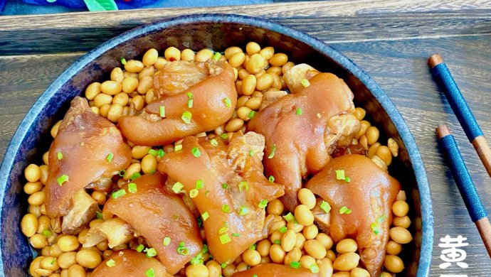 Braised pork trotters with soybeans