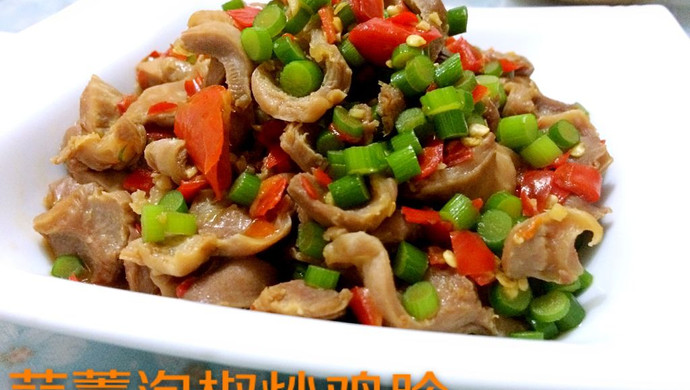 Stir-fried chicken gizzards with garlic sprouts and pickled peppers