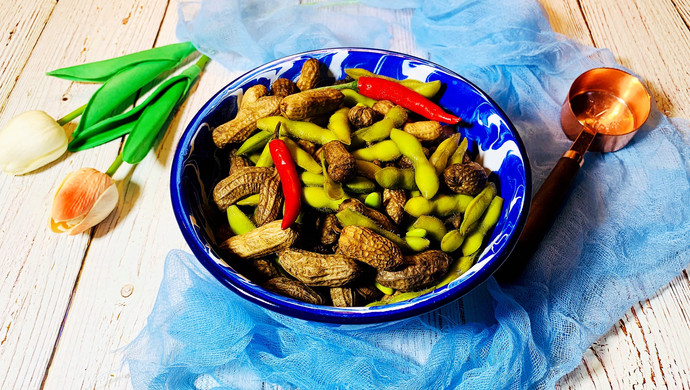 Boiled peanuts and edamame