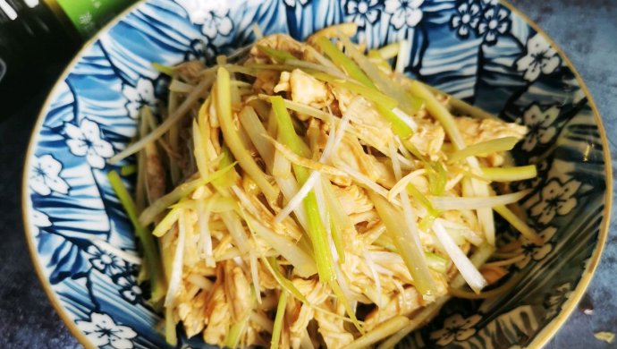 Cold Shredded Chicken with Onion and Spicy Sauce