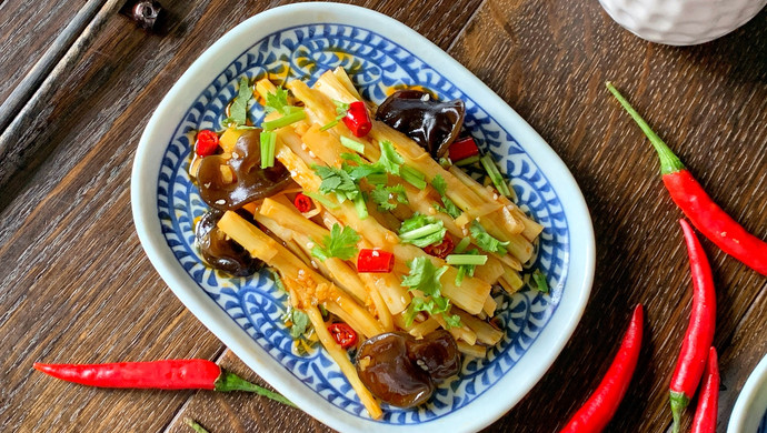 Shredded bamboo shoots with black ears