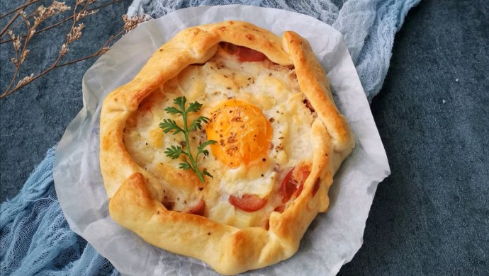 Nest egg mashed potato pizza