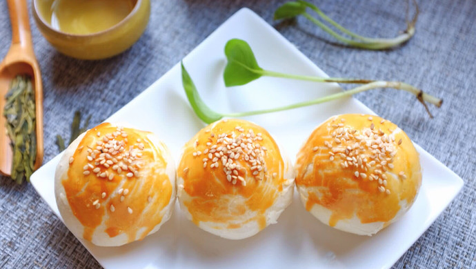 White lotus paste and egg yolk cake