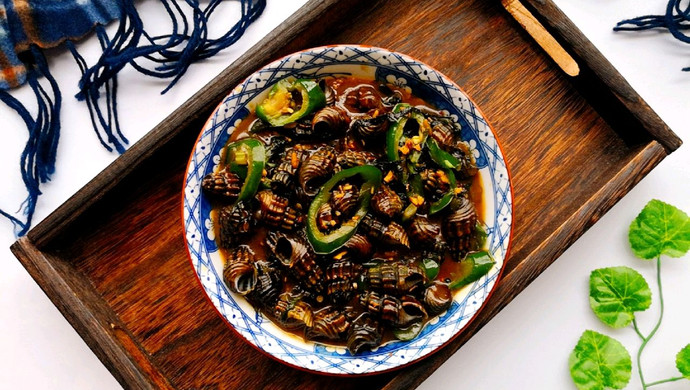 Stir-fried snails with perilla