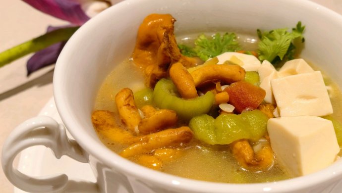 Chanterelle Mushroom Stewed Luffa and Tofu Soup