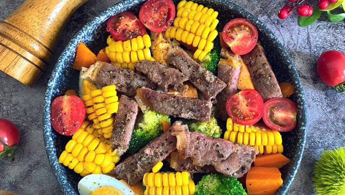 Steak, egg and vegetable salad