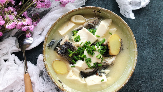 Black fish tofu soup