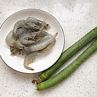 Illustration of how to make loofah and stir-fried shrimps to relieve autumn dryness in autumn 1