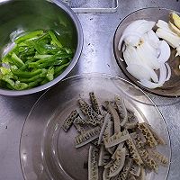 Green pepper belly shreds An illustration of how to make an Inner Mongolian dish to go with wine 1