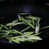 #EAT breakfast in a different way# is related to spring - Illustration of how to make fried asparagus and fungus with shrimps 5