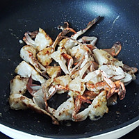 Illustration of how to stir-fry swimming crabs with onion and ginger 8