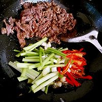 Illustration of how to stir-fry mutton 4