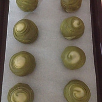 Illustration of how to make matcha egg yolk cake 8