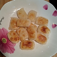 A simple late night snack - illustration of how to make fried rice cakes with less oil 4